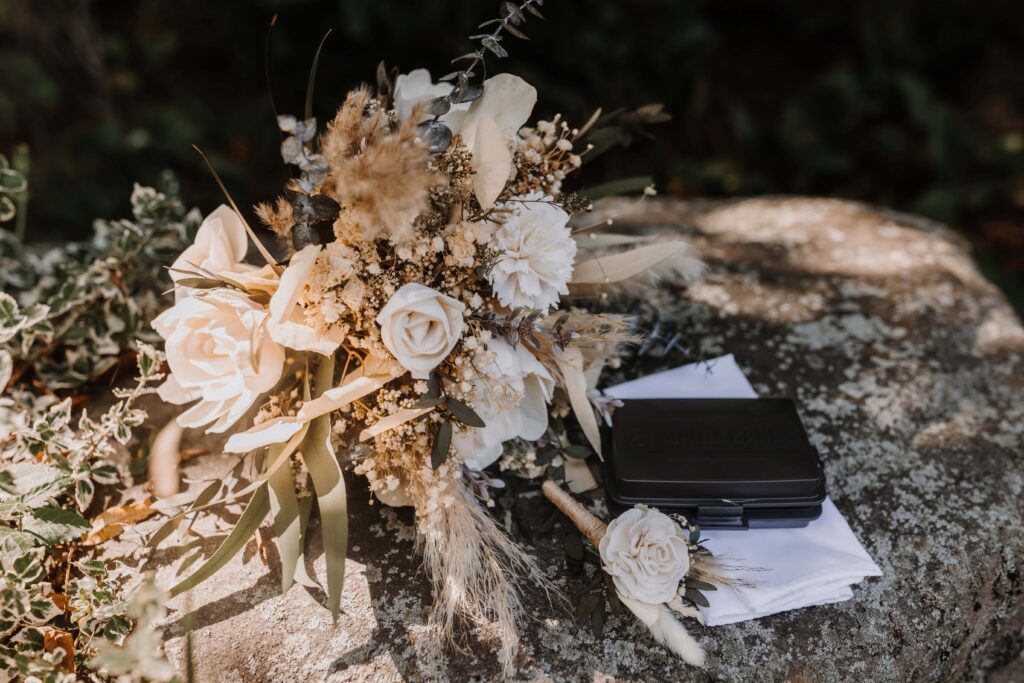 The brides accessories and Sola Wood Bouquet