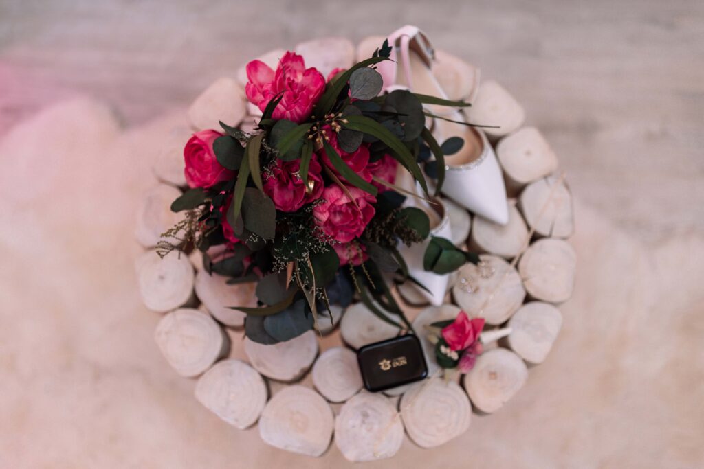An overview of the bride's accessories and bouquet. 