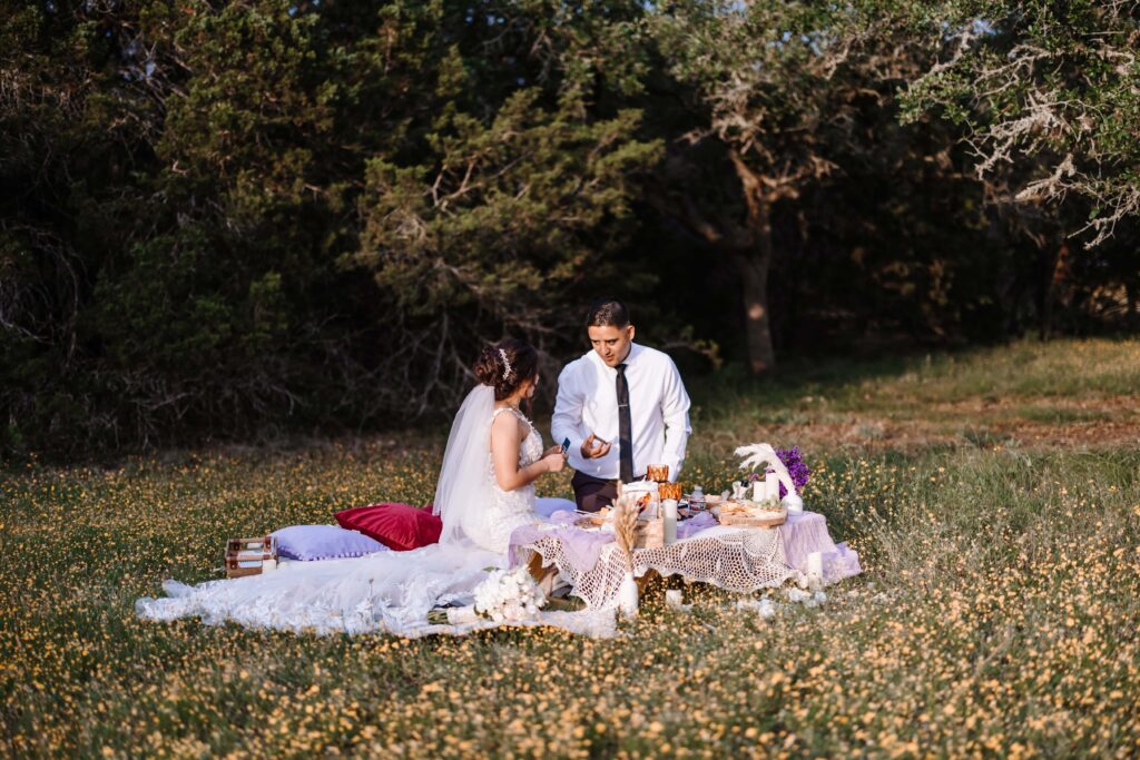 Canyon-Lake-Overlook-TX-Elopement Small Wedding Venue in Texas bride and groom playing a game with picnic _www.ezelopements.com