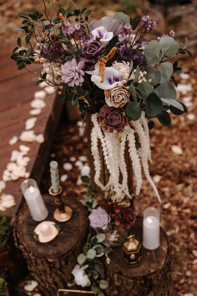Using aisle decor to bring in the couple's favorite colors is our favorite trick!